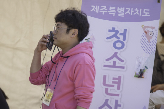 제주청소년활동진흥센터 관계자가 KT파워텔의 'LTE 무전기 라져'를 사용하고 있다. KT파워텔 제공